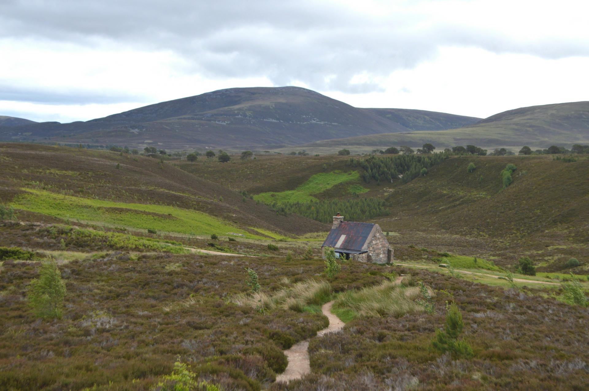 Scottish bothy walk - Ryvoan perfect beginner's bothy in the Highlands