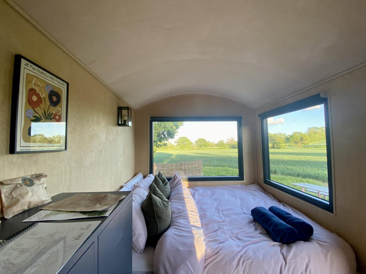 Review Fat Pheasant Shepherd Huts | Oxfordshire Best Glamping options Shepherd's Hut with hot tub Cotswolds